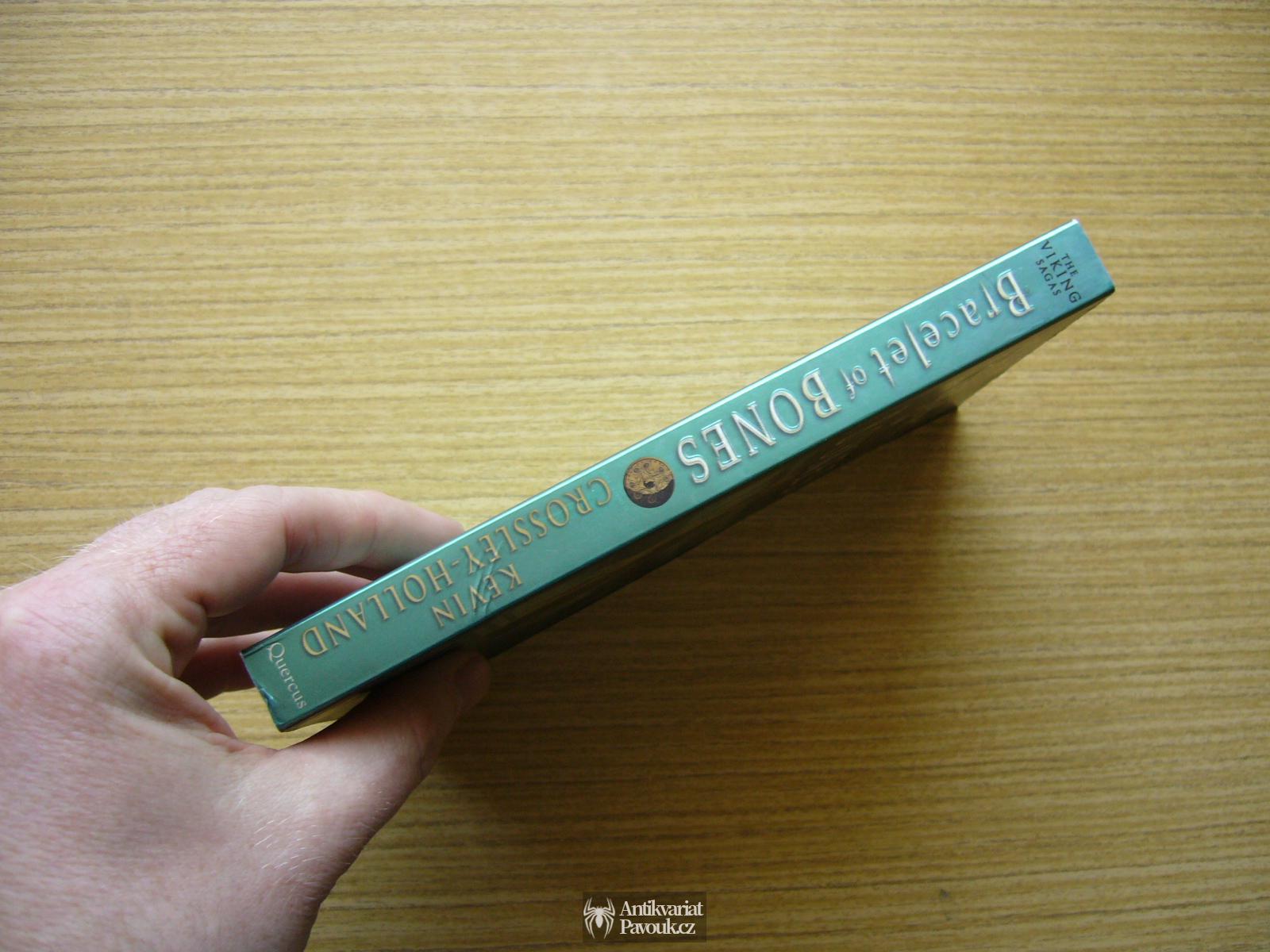 Kevin Crossley-Holland - Bracelet of Bones | 2012, anglicky